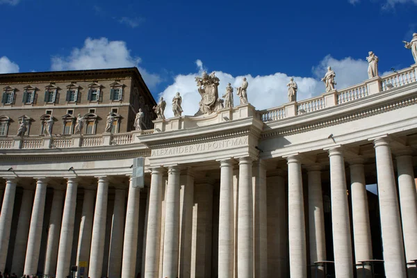 Колоннады Бернини и базилики Святого Петра (Сан-Пьетро) в — стоковое фото