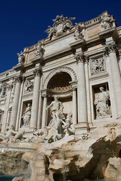 Известный фонтан Треви в Риме, Италия . — стоковое фото