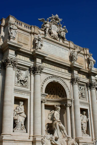 Parte superior de la famosa Fontana de Trevi en Roma, Italia . — Foto de Stock