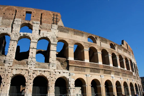 Coloseum against bright bluse sky in Rome Italy — Stockfoto