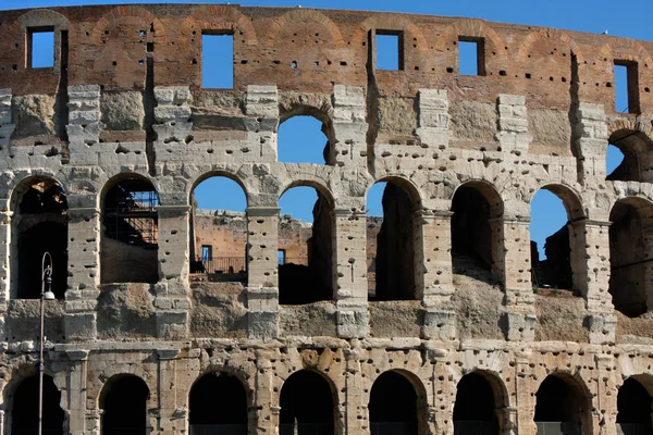 Coloseum against bright bluse sky in Rome Italy — Stockfoto