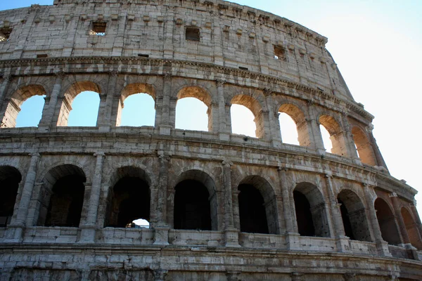 Coloseum mot klarblå himmel i Rom Italien — Stockfoto