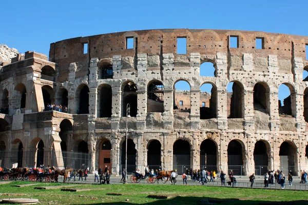 Coloseum against bright bluse sky in Rome Italy — Stockfoto