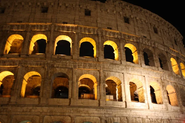 Coloseum nachts in Rome Italië — Stockfoto