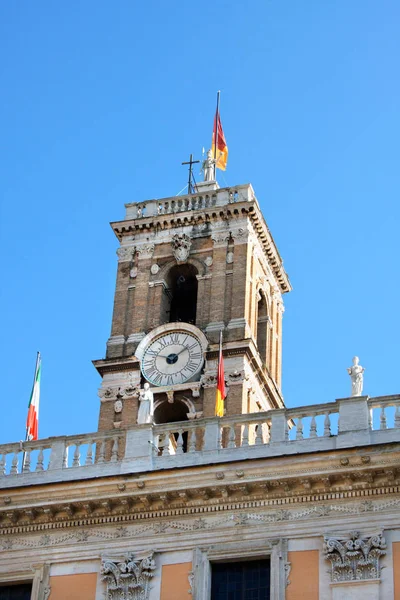Câmara Municipal de Roma com torre de relógio, Itália — Fotografia de Stock