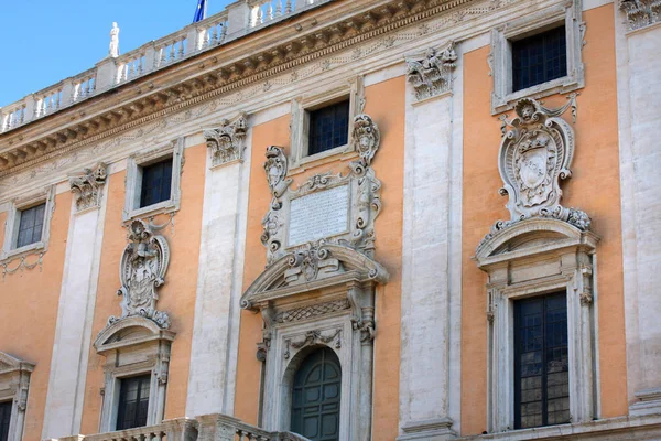 Yksityiskohtia Rooman kaupungintalosta, Italia — kuvapankkivalokuva