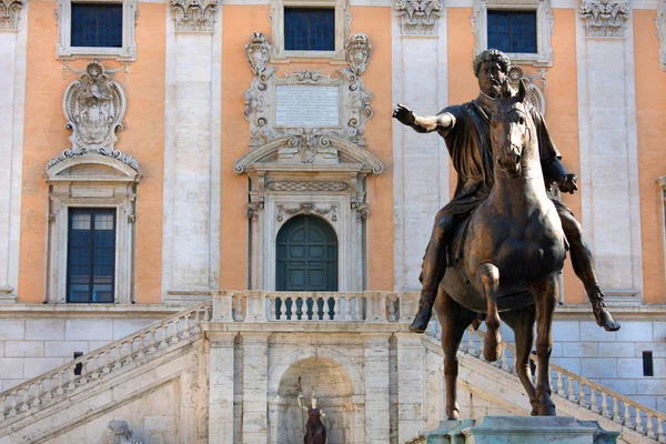 在罗马，意大利的卡比托利欧山雕像马可 · 奥雷利奥 — 图库照片