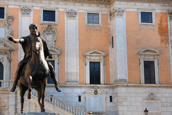 广场 del Campidoglio-雕像马可 · 奥雷利奥在卡比托利欧 — 图库照片