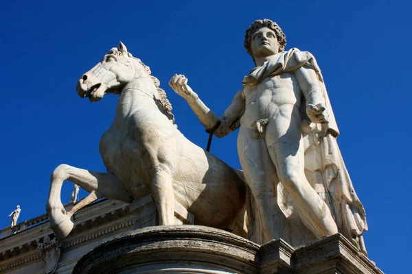 Statua di Castore con un cavallo di fronte alla Piazza del Campidoglio, Ro — Foto Stock