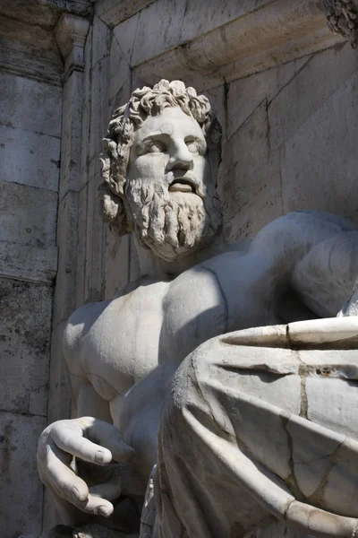 Sculptuur van rivier de Tiber in het Capitolium geschaafd door Michelangel — Stockfoto