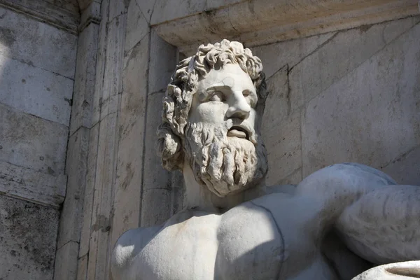 Skulptur av floden Tiberns strand i Capitolium hyvlat av Michelangel — Stockfoto