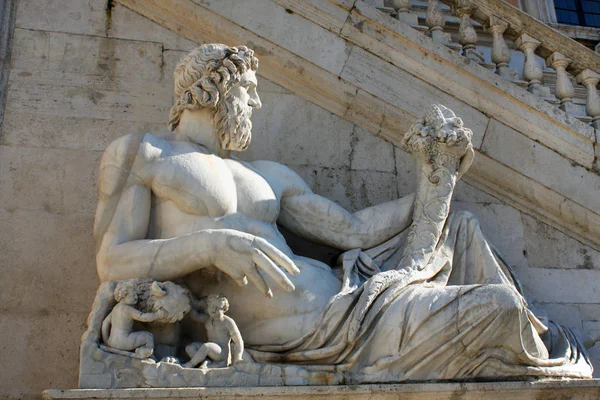 Скульптура реки Тибр в Капитолии, спланированная Микеланджелом — стоковое фото