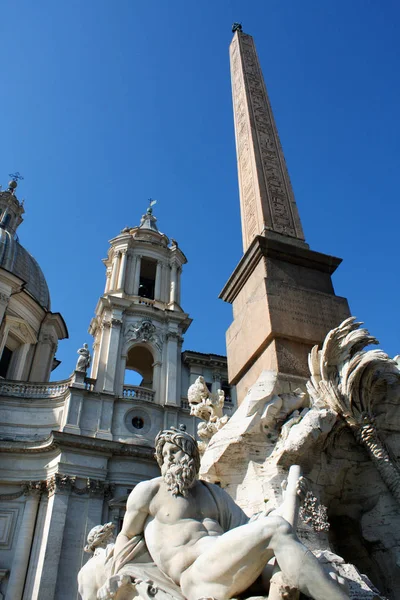 Olaszország, Róma Piazza Navona, a kút a tervezett négy folyók — Stock Fotó