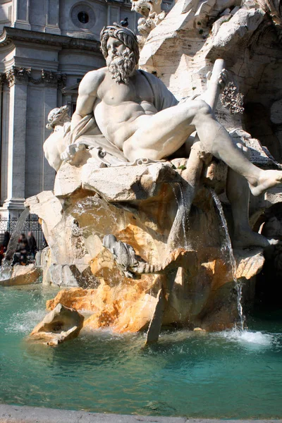 意大利，罗马纳沃纳广场喷泉的设计的四条河流 — 图库照片