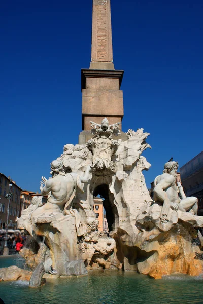 Италия, римская площадь Пьяцца Навона, оплот четырех речников — стоковое фото