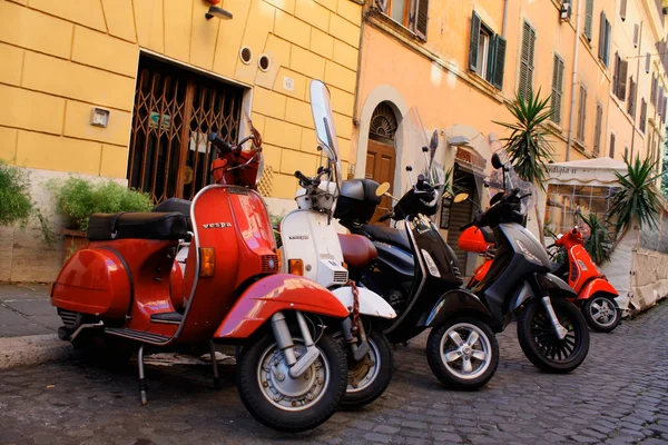Italia Roma y scooters rojos — Foto de Stock