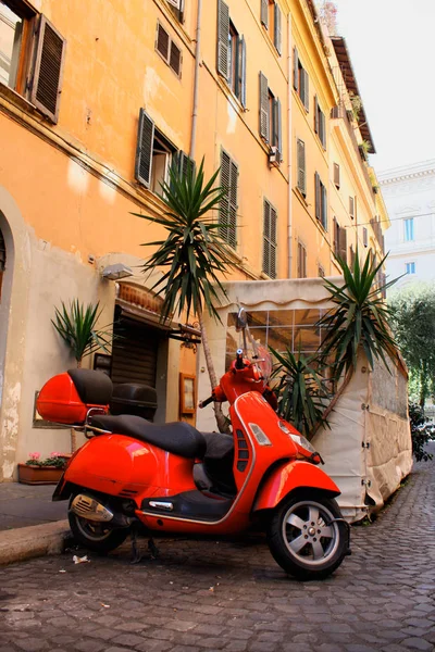 Italy, Rome and red scooters — Stock Photo, Image