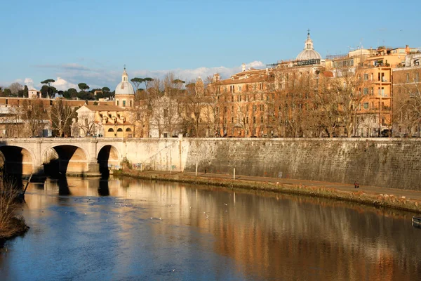 Собор через мост и речная вода осенью Рим, Италия — стоковое фото