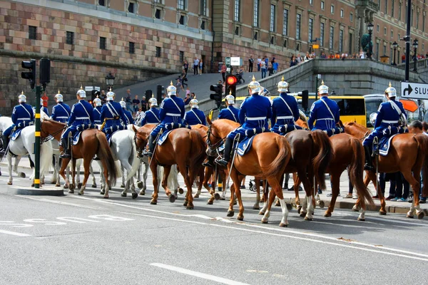 The Royal Guards - changing of the guards at the Royal Castle in — Stock Photo, Image