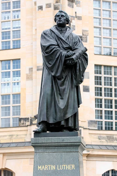 Estátua de Bronce de Martinho Lutero em Dresden, construída por Adolf von Do — Fotografia de Stock