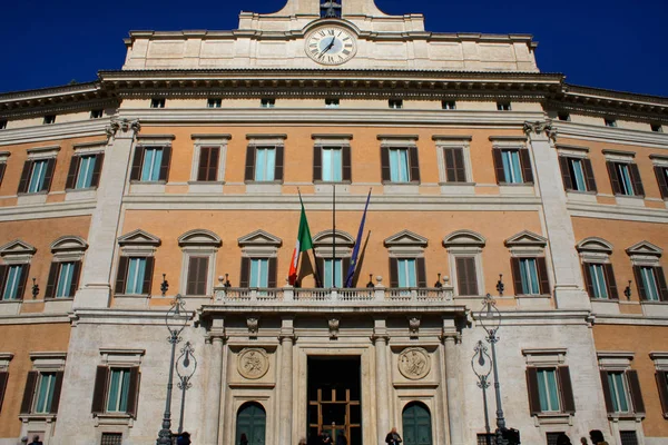 Palazzo Montecitorio es un palacio en Roma y la sede de la Ita — Foto de Stock