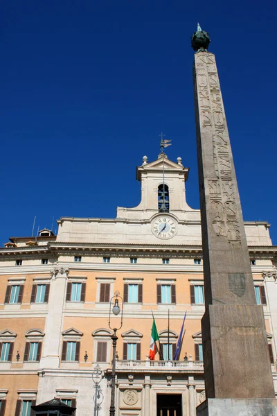 Palazzo Montecitorio es un palacio en Roma y la sede de la Ita — Foto de Stock