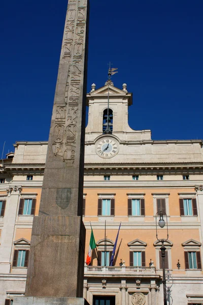 Palazzo Montecitorio es un palacio en Roma y la sede de la Ita — Foto de Stock