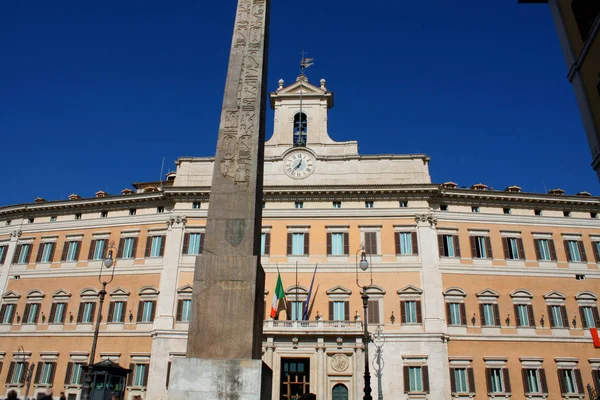 Palazzo Montecitorio es un palacio en Roma y la sede de la Ita — Foto de Stock