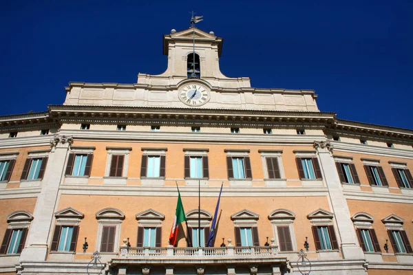 Palazzo Montecitorio Roma ve Ita koltuğunda Saray gibi