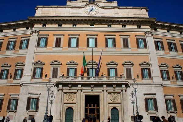 Готель Palazzo Монтечіторіо є палацу в Римі, сидіння на Ita — стокове фото
