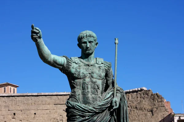 Standbeeld van julius caesar augustus in rome, Italië — Stockfoto