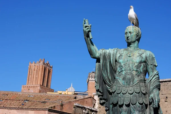 Statua di Giulio Cesare che si trova vicino al Foro di Traiano, Roma, Italia — Foto Stock