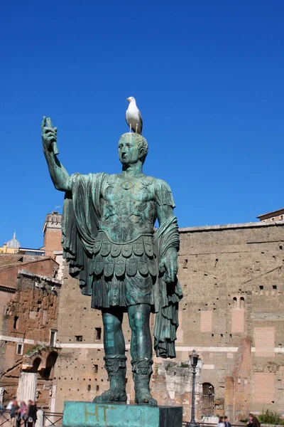 Статуя Юлия Цезаря, которая находится рядом с Траянским форумом, Рим, Италия — стоковое фото