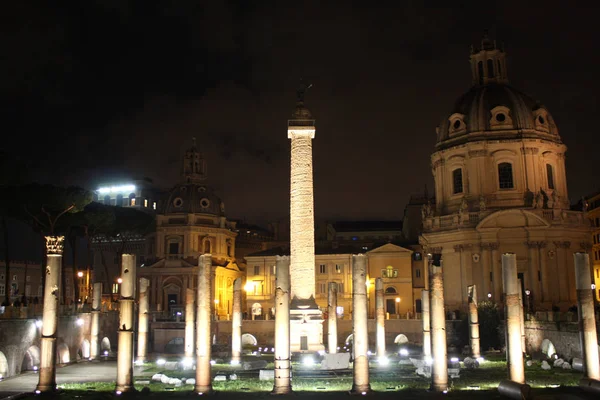 Ruínas noturnas do Fórum de Trajano em Roma, Itália — Fotografia de Stock