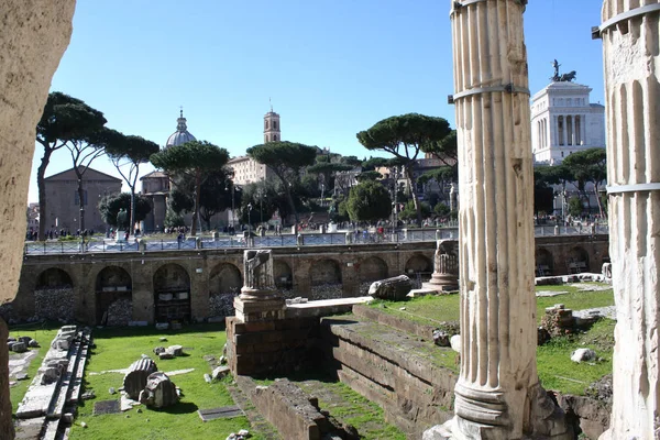 Forum Trajana z Kościołami Santa Maria di Loreto i Santissim — Zdjęcie stockowe