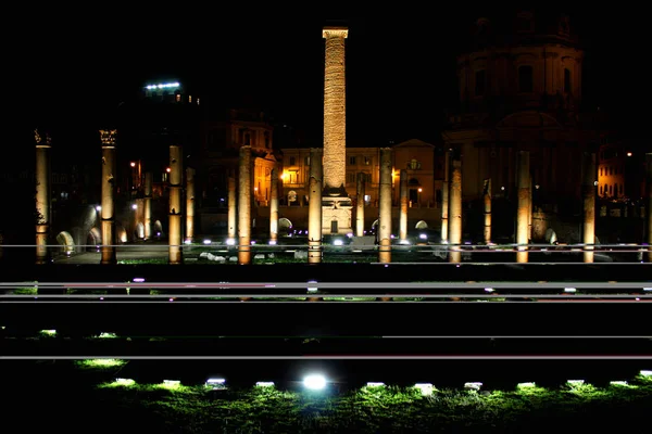 イタリア、ローマのトライアヌスの夜遺跡 — ストック写真