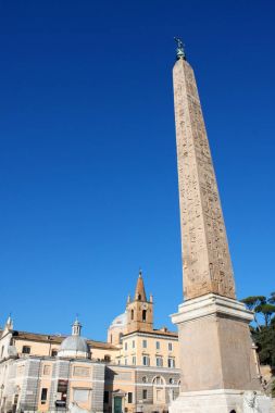 Yıldız ve Piazza del Popolo Rom içinde haç ile Mısır Dikilitaş