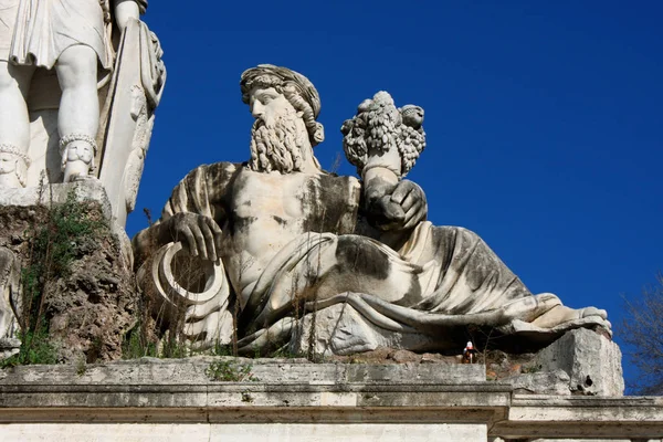 Piazza del Popolo (Folkets torg) uppkallad efter kyrkan av Sa — Stockfoto