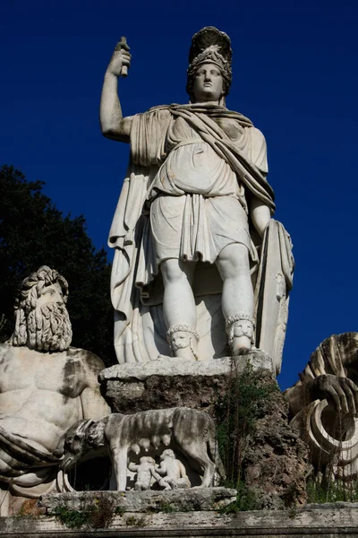 Piazza del Popolo (Plaza del Pueblo) lleva el nombre de la iglesia de Sa — Foto de Stock