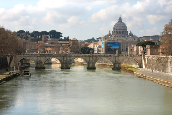 Tibern och St Peter basilikan i Vatikanen, Rom, Italien — Stockfoto