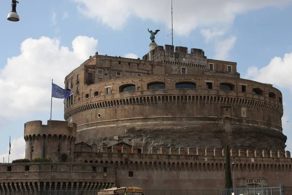 Vy över slottet saint Angelo och bron vid solig dag, Rom, Italien — Stockfoto