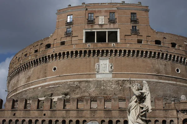 Vy över slottet saint Angelo och bron vid solig dag, Rom, Italien — Stockfoto