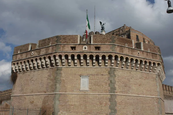 Vy över slottet saint Angelo och bron vid solig dag, Rom, Italien — Stockfoto