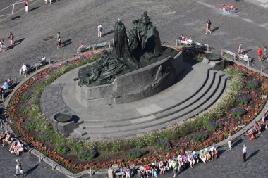 Prag: Ağustos 28. 2016 - Jan Hus anıt standları bir eski şehir Meydanı, Prag, Çek Cumhuriyeti sona