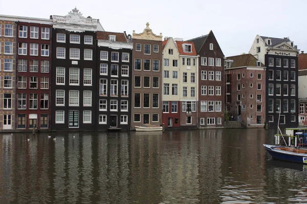 Amszterdam a fővárosa és legnépesebb városa Hollandiában. — Stock Fotó