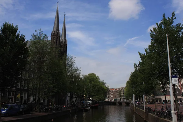 Ámsterdam es la capital y la ciudad más poblada de Holanda . — Foto de Stock