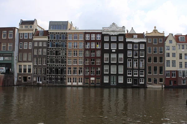 アムステルダムはオランダで最も人口の多い都市、首都です。. — ストック写真
