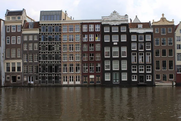 Ámsterdam es la capital y la ciudad más poblada de Holanda . — Foto de Stock