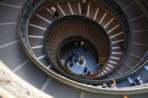 Лестница музеев Ватикана в Ватикане, Рим, Италия — стоковое фото