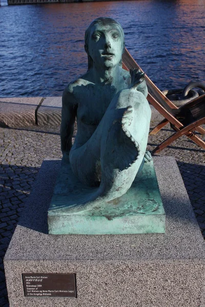 Meerjungfrau-Statue vor dem Haupthafen der schwarze Diamant, die königliche Bibliothek Kopenhagen (det kongelige bibliotek) in Kopenhagen, Dänemark — Stockfoto